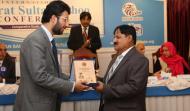 Sahibzada Sultan Ahmad Ali,Presenting Shield to Dr. Ashfaq Rana
